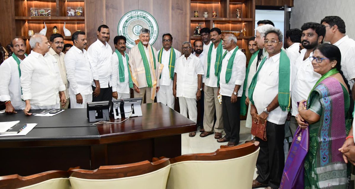 Dr_NarayanaP's tweet image. Amaravati farmers expressed their happiness after the #Assembly passed a resolution seeking legal recognition for the capital and forwarded it to the Centre.

Today, I had the privilege of meeting Hon’ble Chief Minister @ncbn garu in the Assembly Chamber, along with my colleague