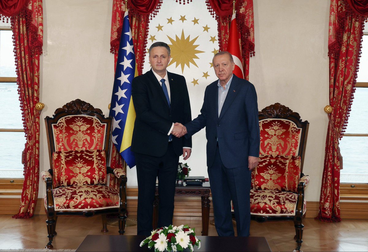 Cumhurbaşkanımız Recep Tayyip Erdoğan, Bosna-Hersek Devlet Başkanlığı Konseyi Başkanı Denis Beçiroviç ile Cumhurbaşkanlığı Dolmabahçe Ofisi'nde bir araya geldi.