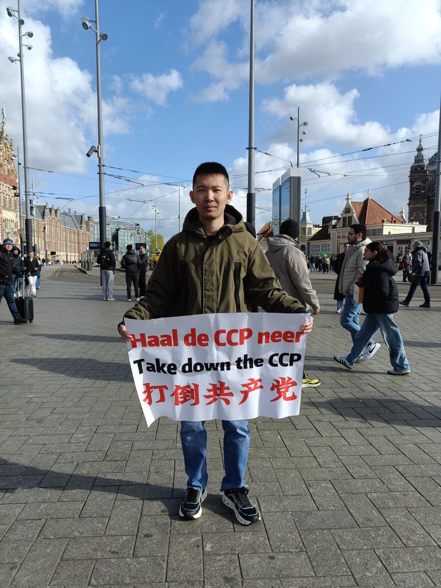 HuangBo6y's tweet photo. 今天我在阿姆斯特丹火车站声援广东信宜抗争民众，并手举打倒共产党和晋国国旗。 https://t.co/rmiusT1Vmo
