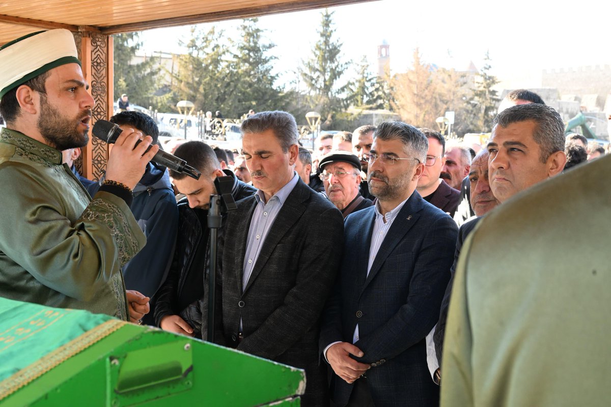 avibrahimK's tweet photo. Atatürk Lisesi Türk Dili ve Edebiyat Öğretmeni Fatih Kutlu’ nun cenaze namazına katıldık. 

Merhuma Allah’tan rahmet; kederli ailesine, yakınlarına ve sevenlerine sabır ve başsağlığı diliyorum.

Mekânı cennet, ruhu şâd olsun. https://t.co/gSsCEh36op