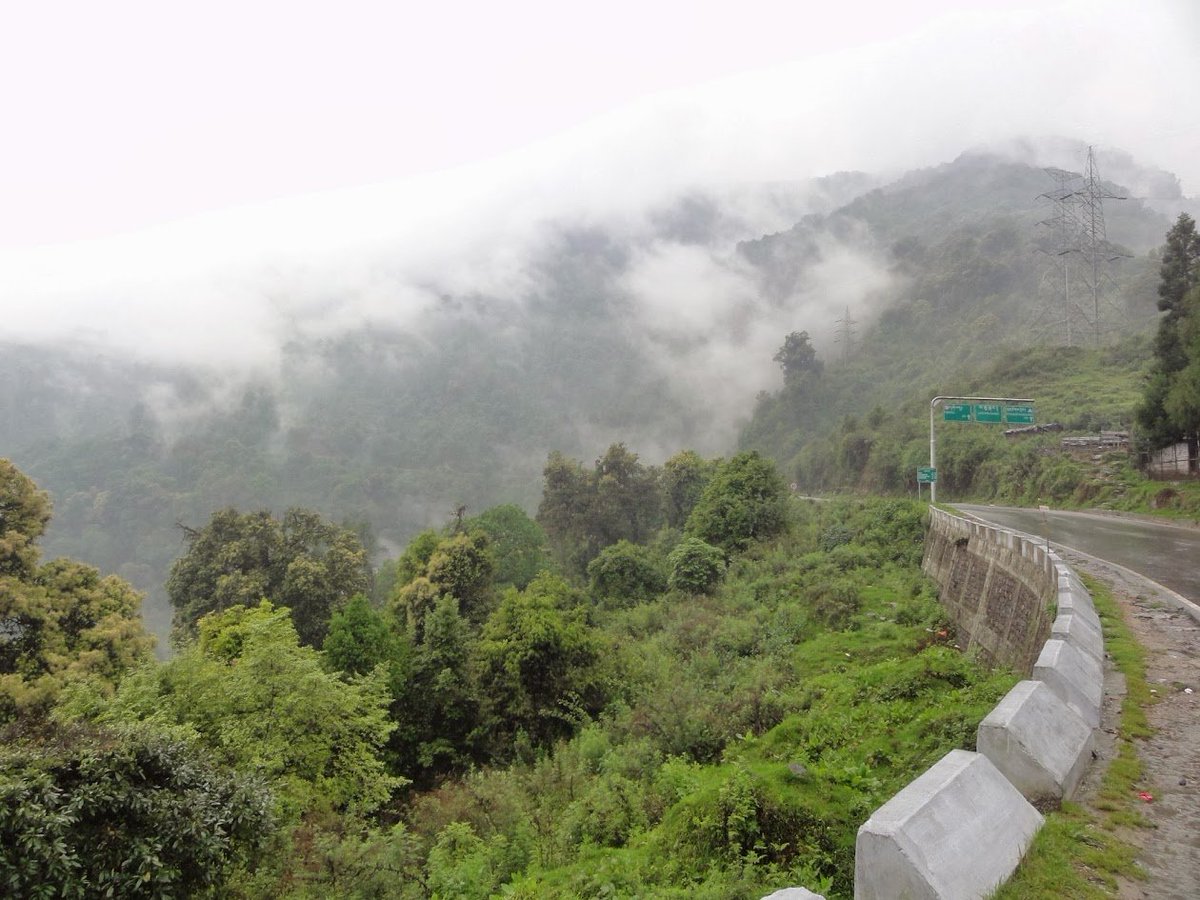 Ananth_IRAS's tweet image. While driving up to Thimpu, Bhutan - mountains and clouds, all along the way! #mountains #clouds #Photography