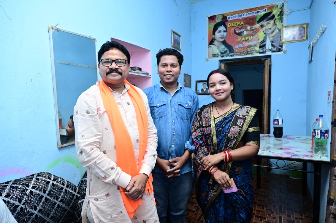 MahalingMukesh's tweet photo. ଆଗଲପୁର ବ୍ଲକ ନଅଗାଁ (କ)ର ବାସିନ୍ଦା ଶ୍ରୀ ପୁରନ ମେହେରଙ୍କ ସୁପୁତ୍ର ଶ୍ରୀ ରବୀନ୍ଦ୍ର ମେହେରଙ୍କ ବିବାହ ଉତ୍ସବରେ ଯୋଗଦେଇ ଶୁଭକାମନା ଜଣାଇଛି। ମହାପ୍ରଭୁଙ୍କ ନିକଟରେ ତାଙ୍କର ସୁଖମୟ ବୈବାହିକ ଜୀବନ କାମନା କରୁଛି। https://t.co/Feb1C9PYL2