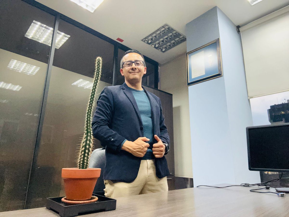 El País tweet media