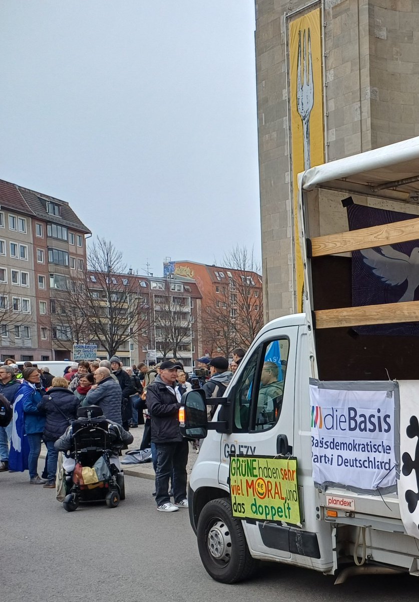 Kei_Nie_'s tweet image. #b2803 Diese kläglichen #Schwurbel-Reste werden wohl nie wieder in ihr "altes Leben" zurückfinden.  Die #Corona-Pandemie scheint bei ihnen ein bleibendes „Trauma“ hinterlassen zu haben. Seit Jahren drehen sie sich im Kreis - und immer weiter nach rechts.