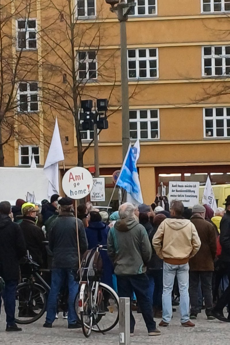 Kei_Nie_'s tweet image. #b2803 Diese kläglichen #Schwurbel-Reste werden wohl nie wieder in ihr "altes Leben" zurückfinden.  Die #Corona-Pandemie scheint bei ihnen ein bleibendes „Trauma“ hinterlassen zu haben. Seit Jahren drehen sie sich im Kreis - und immer weiter nach rechts.