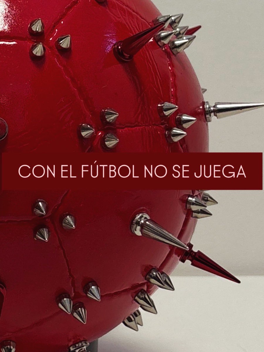 Susan_Tree's tweet photo. ‼️Los invito este 22 de abril en el Restaurante Magda de San Ángel en CDMX a una exposición colectiva de balones de fútbol intervenidos por el motivo del Mundial. ‼️⚽️⚽️⚽️

Mi pieza titulada “CON EL 🔴FÚTBOL NO SE JUEGA” 🔴
para la exhibición A LOT OF BALLS que organiza mi amigo el Diseñador Industrial Ricardo Casas  @ricasasdi  @rrartemex  en  @magdasanangel 

Mi pieza habla del fútbol como práctica cultural fundante y compiladora de identidades que debe protegerse de temas como la corrupción, la violencia y el racismo.
