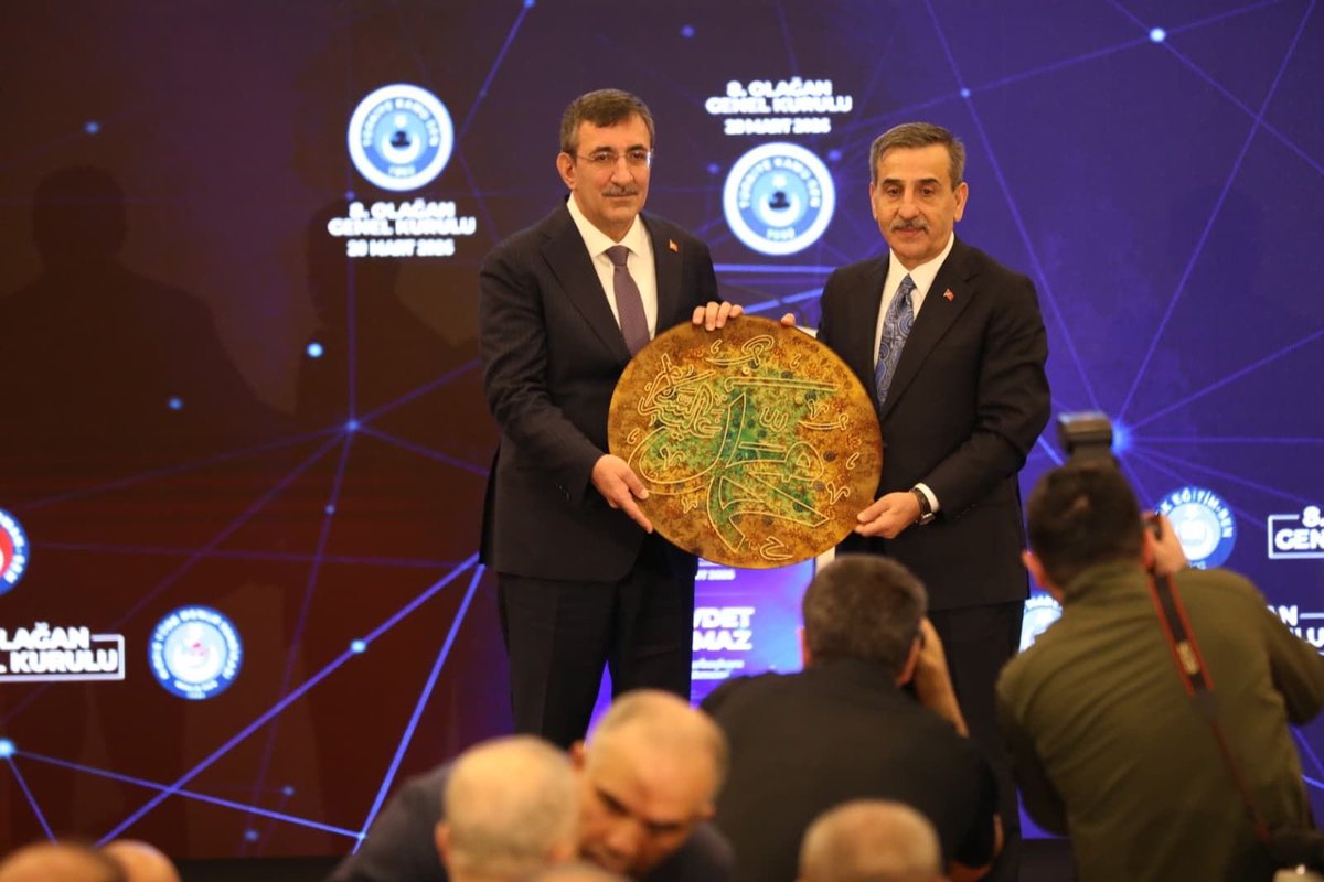 ttosgm's tweet photo. Türkiye Kamu-Sen Konfederasyonumuzun 8.⁠ ⁠Olağan Genel Kurulumuzu büyük bir coşku ve yüksek katılımla gerçekleştirdik.

Sayın Cumhurbaşkanı Yardımcımız Cevdet Yılmaz; MHP Genel Başkan Yardımcısı Sayın Yaşar Yıldırım, Genel Sekreter Yardımcıları Vahit Kayrıcı, Tamer Osmanağaoğlu ve siyasi partilerin kıymetli temsilcileri; Çalışma ve Sosyal Güvenlik Bakan Yardımcısı Sayın Faruk Özçelik, Tarım ve Orman Bakanlığı Personel Genel Müdürü Sayın Seyfullah Arslantürk, Ülkü Ocakları Ankara İl Başkanı Ömer Şanlı, TÜRK-İŞ Başkanı Ergün Atalay, HAK-İŞ Başkanı Mahmut Arslan, TESK Başkanı Bendevi Palandöken, KOOP-İş Genel Başkanı Eyüp Alemdar,  YOL-İŞ Genel Başkanı Ramazan Ağar başta olmak üzere meslek odası, sendika ve sivil topum kuruluşlarının değerli temsilcileri, BTK Kurul Başkanı Ömer Abdullah Karagözoğlu, Devlet Tiyatroları Genel Müdürü Sayın Tamer Karadağlı, Çalışma ve Sosyal Güvenlik Bakanlığı Çalışma Genel Müdür Yardımcısı Sayın Emin Türker, SGK Başkan Yardımcısı Bülent Uğur Ecevit başta olmak üzere kamu kurum ve kuruluşlarımızın çok kıymetli Başkan, Genel Müdür, Genel Müdür Yardımcıları, yönetici ve bürokratlarımız; Alparslan Türkeş Üniversitesi Rektörü Prof. Dr. Sayın Adnan Sözen nezdinde akademisyen ve öğretim üyelerimiz, Aynı inanç ikliminde yoğrulmuş ortak kültürümüzün, aynı dille dua edip aynı ülküyle yürüyen büyük Türk milletinin, ruhu ve sesi olan, Azerbaycan Hemkârlar İttifakı’na bağlı Kamu Hizmetleri Sendikası Başkanı Hikmet Nebiyev, Sıhhiye İşçileri Sendikası Başkanı Elnara Muradova başta olmak üzere çok kıymetli protokolümüzün teşrifleriyle gerçekleştirdiğimiz bu anlamlı günde, katılım sağlayan tüm misafirlerimize gönülden teşekkür ediyor, Genel Kurulumuzun ülkemiz ve çalışma hayatımız için hayırlı olmasını temenni ediyoruz.