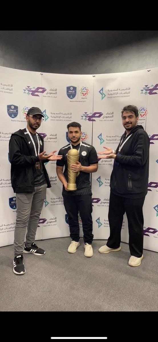 سـكايلر tweet media