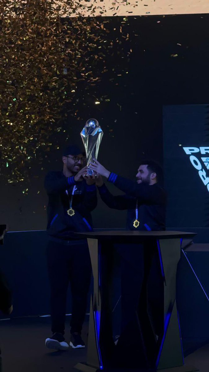 سـكايلر tweet media