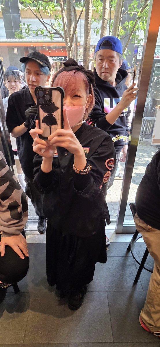 オーナーシェフの扇屋さん😆
うちの社長がこんな新宿のド真ん中で暴れちゃってすいません…怒られないですかね？って聞いたら…
「いいんですよ我々はショーグンなので！」
………かっこいぃぃぃ〜〜〜😍😍😍
マイさんも痺れてました
#BURGER_pw
#ショーグンバーガー 
#ひつま武士