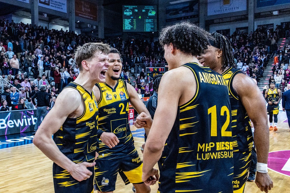 MHP_RIESEN's tweet photo. Fรผhlt sich รผberragend an! ๐ซถ๐ฝ
๐ธ: Gerhard Wingender, Philipp Ellwanger & Sebastian Derix | #BONLUD https://t.co/bKsD7spDLf