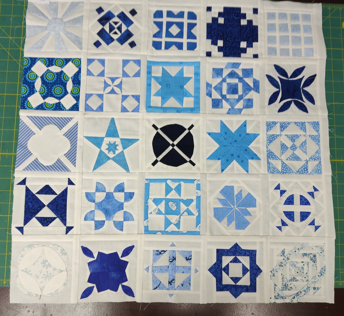 Meine ersten 25 Blöcke meines Dear Jane-Quilts.
Manche davon waren echt eine Herausforderung. 
#patchwork