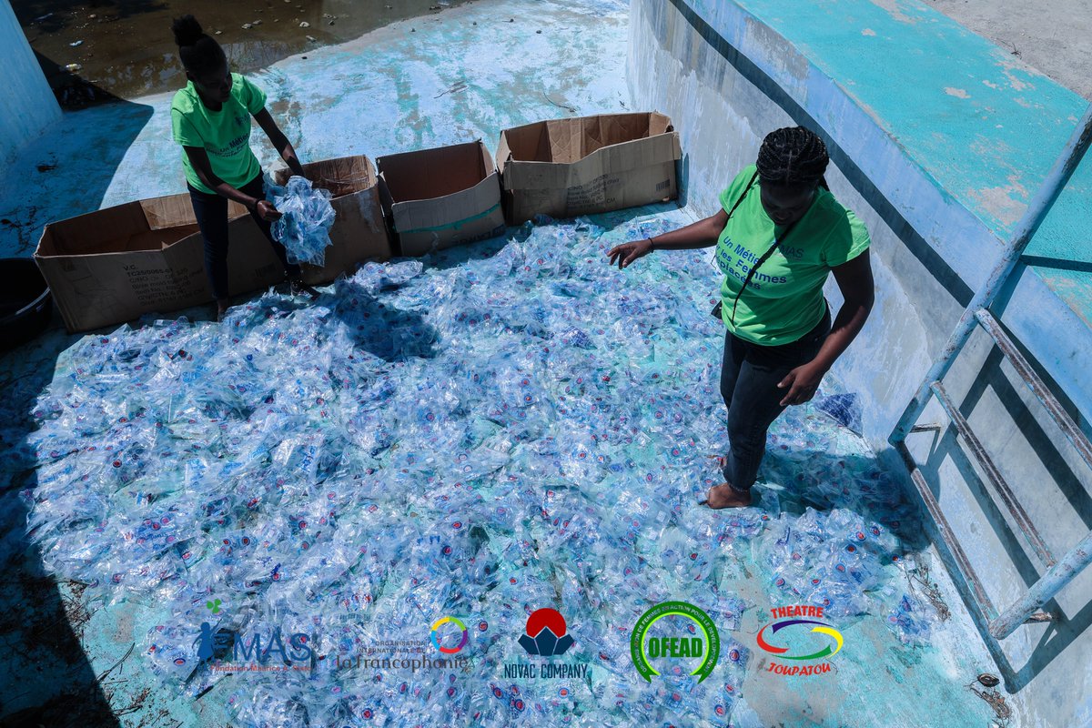 FondationSixto's tweet photo. Les sacs à dos fabriqués par ces jeunes femmes sont confectionnés à partir des sachets d’eaux qui polluent nos rues. 
Ce projet offre aux bénéficiaires l'opportunité de devenir financièrement indépendantes tout en contribuant à la protection de l'environnement. https://t.co/lpbFPUmmRi