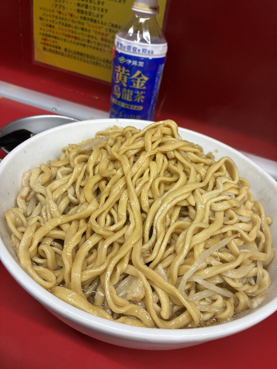 KamoshiJ26's tweet photo. ラーメン二郎湘南藤沢

2月28日（土）午後2時15分頃待合室10番目位に接続でラスロでした。

大ラーメン、生たまご、房総田舎味噌青葱生姜🫚、大蒜、アブラ

後半に味噌青葱生姜を投入、濃厚な味噌味に青葱と生姜のサッパリ感が加わり美味しいスープの完成。
本日も美味しい一杯ご馳走様でした😋😋😋 https://t.co/ktxueKSQqk