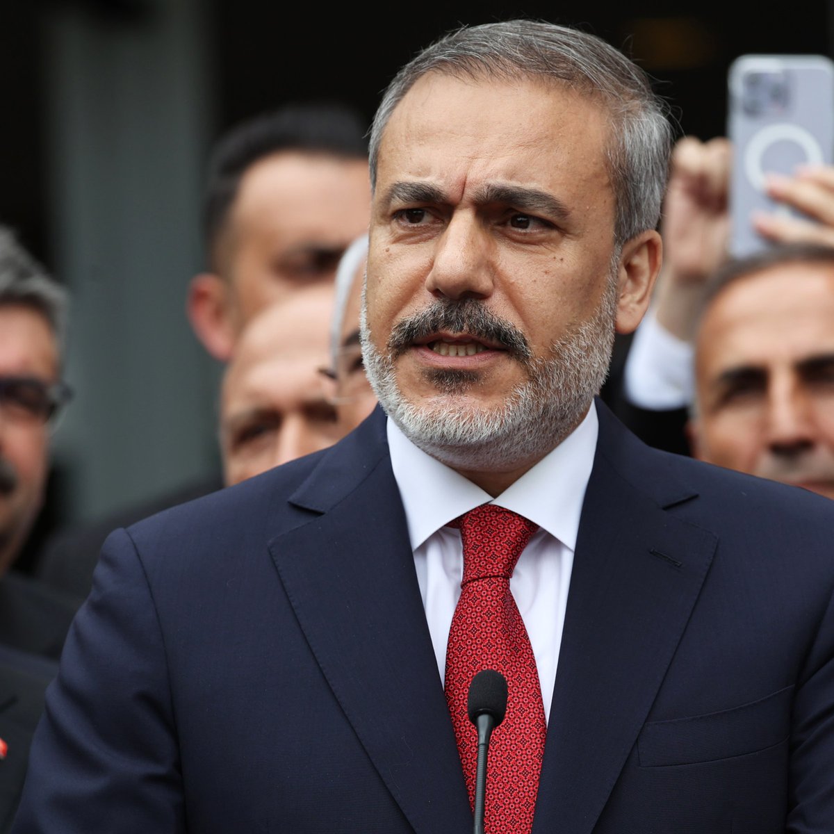 Türkiye'yi;
Türkiye'nin Ortadoğu'daki rolünü Ortadoğu uzmanı olan Müslüman bir siyasetçi ve ekonomist Abdullah Es Sahem'den dinleyelim:

Bir Müslüman olarak, olayları yakından takip eden biri  olarak Türkiye'yi takip ediyorum ve ne zaman doğru ile yanlış arasında bir çatışma