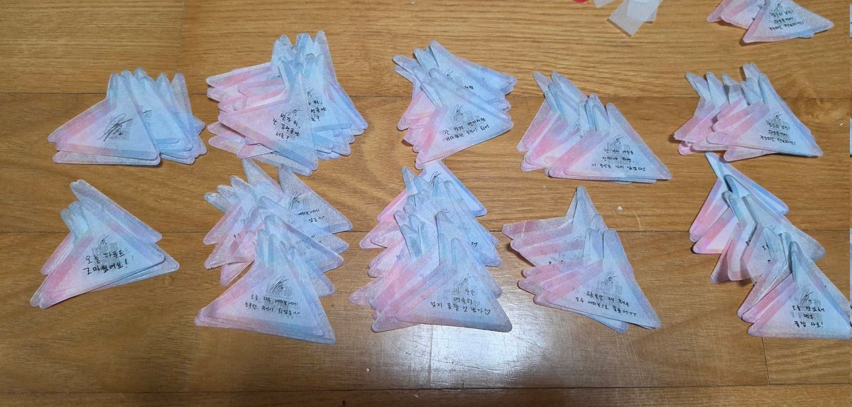 김성규 LV4 막콘 컨페티 나눔합니다!

제가 컨페티를 너무 많이 챙겨와서 막콘때 나눔을 해보려고 하는데 혹시 필요하신분 계실까요..?

10종 세트이고 상태 좋은 것들로 최대한 많이 준비해보겠습니다!

수량과 장소 시간은 당일 타래로 공지할게요!
선착으로 나눔할게요..!