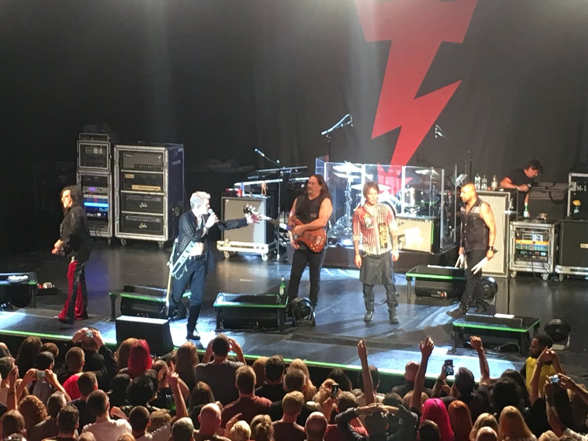 What a great viewing <a href="/BillyIdol/">Billy Idol</a> #Billyidolshouldbedead <a href="/SkyArts/">Sky Arts Awards</a> nice to see Billy has turned his life around and still doing what he loves performing around the world. I saw Billy back in 2018  with <a href="/Stevestevens/">Steve Stevens</a> one of the best shows I’ve seen. 🤟🎸