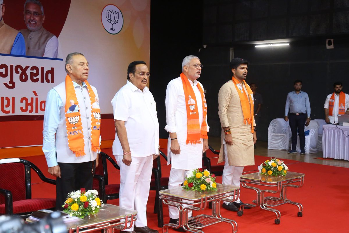 raajan_bakul's tweet photo. “સશક્ત સંગઠનથી સર્વત્ર કમળ ખીલવવા પ્રતિબદ્ધ”
સુરત મહાનગરમાં માનનીય પ્રદેશ અધ્યક્ષ શ્રી જગદીશભાઈ વિશ્વકર્માજીના અધ્યક્ષસ્થાને અને માન. કેન્દ્રીય જળશક્તિ મંત્રી શ્રી સી આર પાટીલ સાહેબની વિશેષ ઉપસ્થિતિમાં પદાધિકારીઓની મહત્વપૂર્ણ બેઠક યોજાઈ.
#BJP4SuratMahanagar #ElectionMission https://t.co/nQ3c40qRxZ