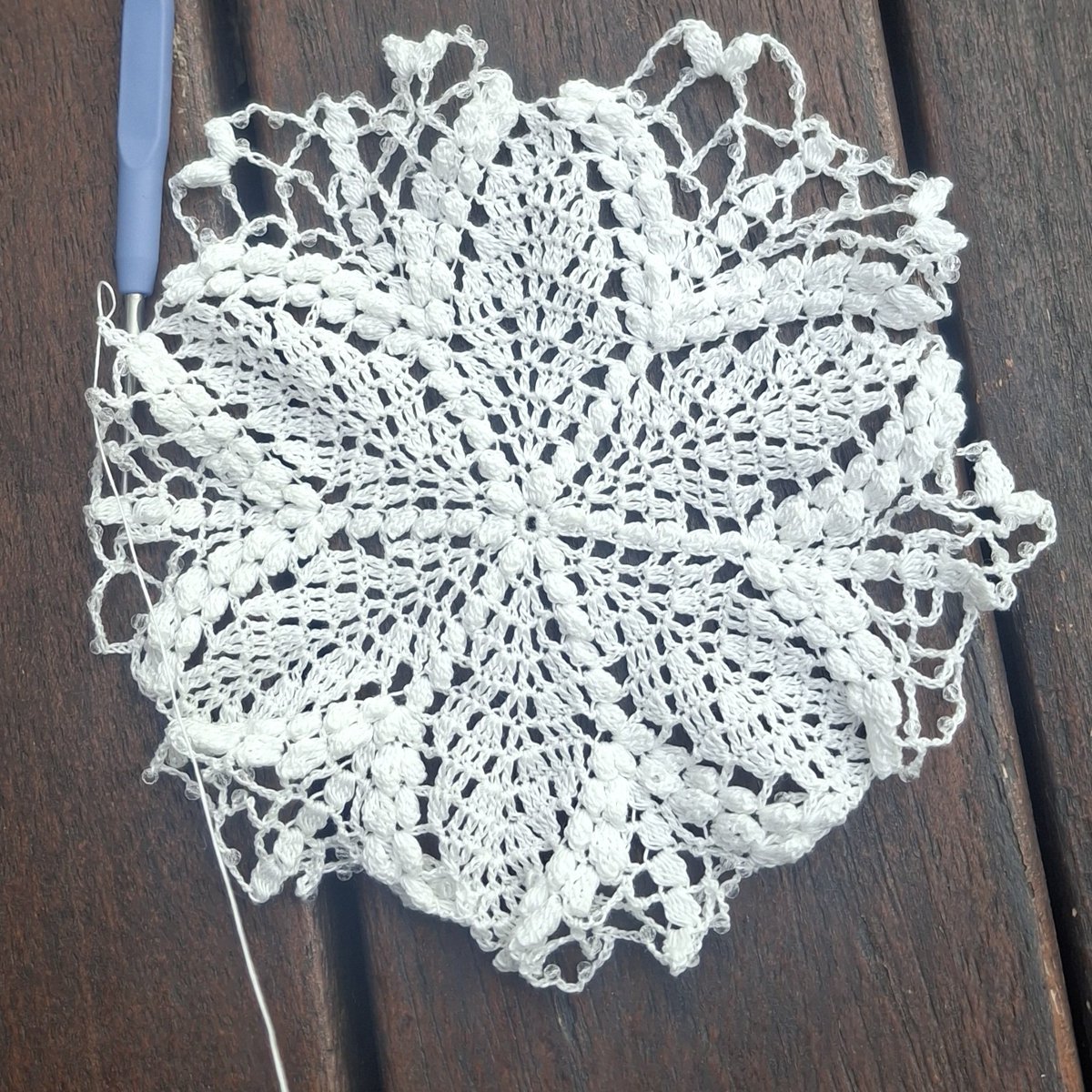 안녕하세요, 공방계로는 아주 오랜만에 찾아뵙는 기분이네요! 공방주는 격조하던 중에도 열심히 레이스를 뜨고 있었습니다👍 오늘은 가져가실 분이 이미 정해진 편물을 자랑해 봅니다! 비록 비매품이지만 이렇게 열심히 뜨개했다 보여드리고 싶어서요. 그리고 예쁜 걸 자랑하는 일은 언제나 옳으니까!