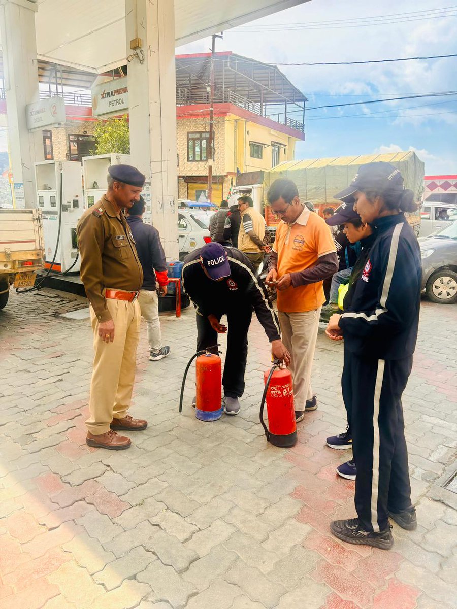 almorapolice's tweet image. फिलिंग स्टेशनों पर फायर सर्विस अल्मोड़ा का जागरूकता अभियान 

🚒 अग्नि सुरक्षा प्रशिक्षण में फायर टीम ने स्टाफ को सिखाया उपकरणों का सही उपयोग

🛡️ आग लगने पर सतर्कता और त्वरित कार्रवाई के टिप्स भी दिए गए
 #firesafety