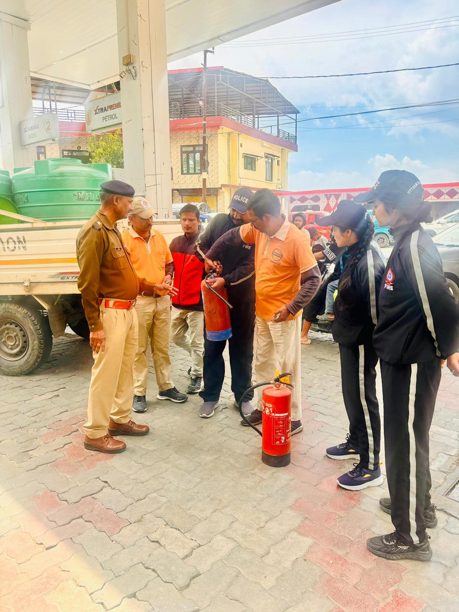 almorapolice's tweet image. फिलिंग स्टेशनों पर फायर सर्विस अल्मोड़ा का जागरूकता अभियान 

🚒 अग्नि सुरक्षा प्रशिक्षण में फायर टीम ने स्टाफ को सिखाया उपकरणों का सही उपयोग

🛡️ आग लगने पर सतर्कता और त्वरित कार्रवाई के टिप्स भी दिए गए
 #firesafety