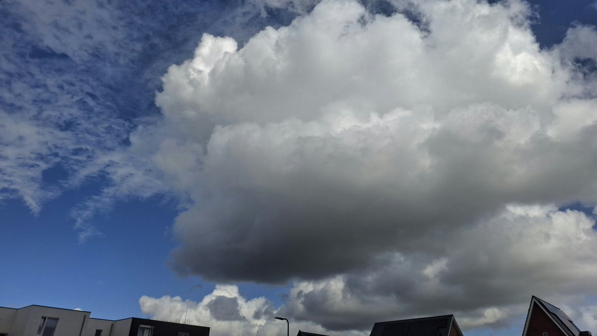 jayboetrein_'s tweet image. Typische maartlucht vandaag!
Veel vriendelijke stapelwolken, lokaal even doorgroeiend tot een lichte bui, maar op de meeste plekken blijft het droog.
#weer #regen #zon