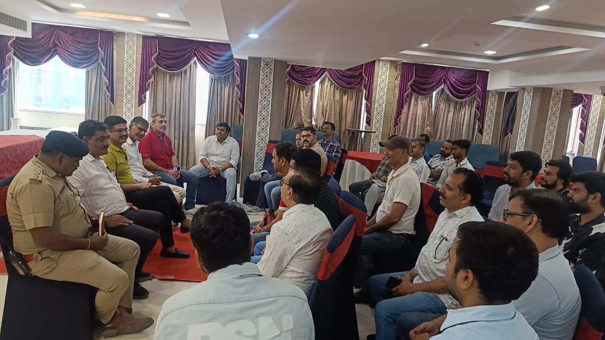 PROJSGwalior's tweet image. मंत्री श्री कुशवाह व श्री तोमर 29 मार्च को अग्नि सुरक्षा मेले का जायजा लेंगे 

अग्नि सुरक्षा मेले की तैयारियां पूर्ण 

एसडीएम ने अपने-अपने क्षेत्र में व्यवसाइयों, पेट्रोल पंप संचालकों एवं पटाखा विक्रेताओं की बैठक लेकर दी मेले के बारे में जानकारी 
#gwalior 
#firesafety