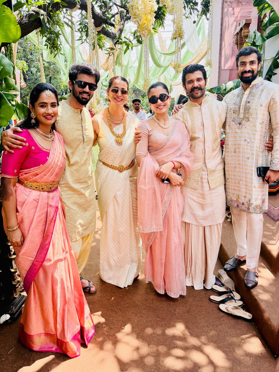 igtamil's tweet photo. Actor @MahatOfficial , @TheDeverakonda and @iamRashmika spotted at their friend #KaushikReddy’s wedding celebration ❤️

#Mahat #VijayDeverakonda #Rashmika https://t.co/hQ6XT3pJCy