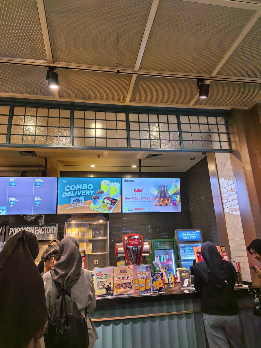 geaminyabun_'s tweet photo. Sedih, dia beli tiket duluan (karena emg dia bayarin dulu tiket dia sama adeknya) trs tanganku dilepas genggamannya padahal bisa nunggu bareng pas ngantri. Yaudah aku di belakang aja, mana deket banget barisnya sama cewe. Aku aja jaga bgt jarakku sama cowo (even dia galiat) https://t.co/sOSQQPMv3j
