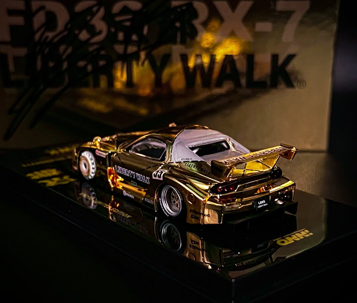 StreetScale_64's tweet photo. ついに手に入れた。
LBWK京都店グランドオープン限定
KYOTO LIMITED SPECIAL BOX✨️
まじで実物エグい。
金ピカすぎて高級感バグってる。
撮影もいい感じに仕上がった📸
このGOLDBOXは一生モンやわ🔥
#京都
#LBWK
#LIBERTYWALK
#ミニカー
#INNO64
#JDM
#RX7 https://t.co/ohrNLls9vc