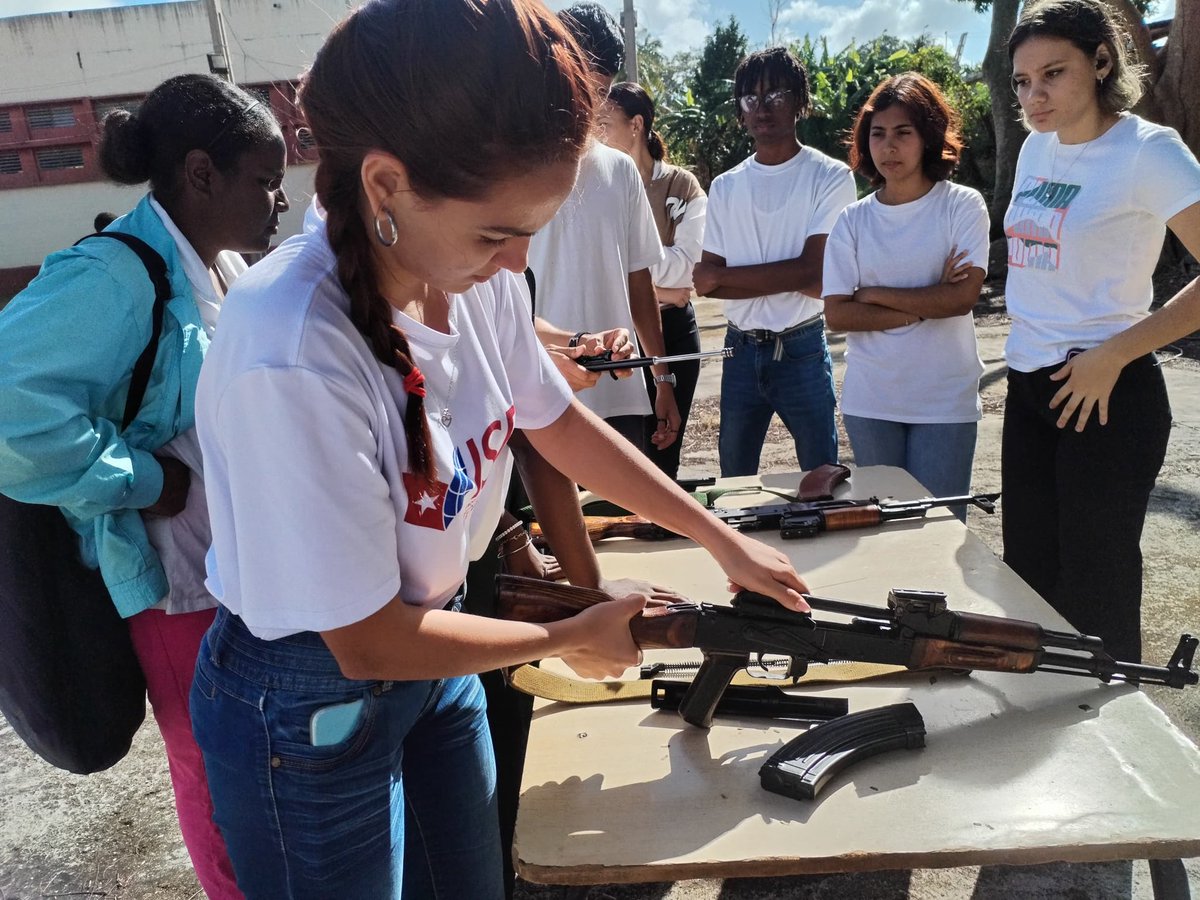 ISRICuba's tweet photo. Estudiantes de la Universidad de Relaciones Internacionales (@ISRICuba) participando en el #BastionUniversitario2026 junto a los estudiantes de la Facultad de Medicina Enrique Cabrera de La Habana.

#OrgulloISRI 
#DeLaTallaDeRoa https://t.co/GG8yCYef3G