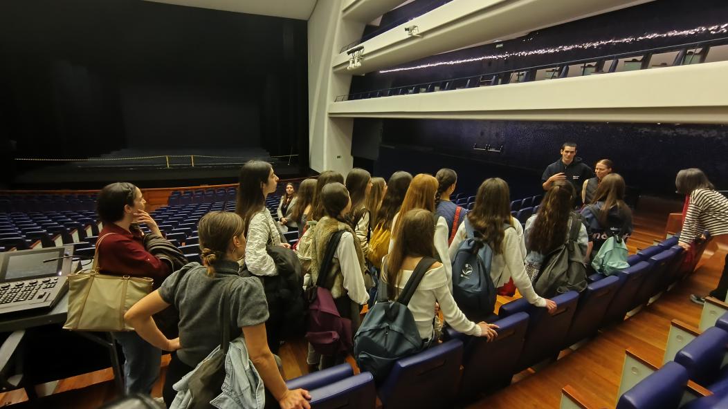 sanahuja's tweet photo. Ayer 200 estudiantes de distintos conservatorios de Danza @GVAeducacio asistieron al ensayo conjunto de #NumEros Una experiencia en @LesArtsValencia #lesartséseducació para conocer mejor a la @CNDanza https://t.co/PLDIRyljaE