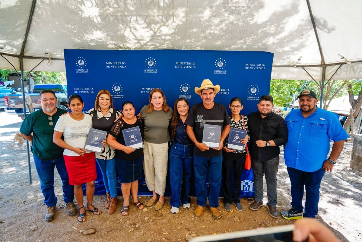 30 FAMILIAS DE JUCUARÁN RECIBEN ESCRITURAS Y ASEGURAN SU PATRIMONIO TRAS AÑOS DE ESPERA

Un total de 30 familias de la comunidad La Esperanza, en el municipio de Jucuarán, recibieron sus escrituras de propiedad, garantizando así la seguridad jurídica sobre sus viviendas luego de