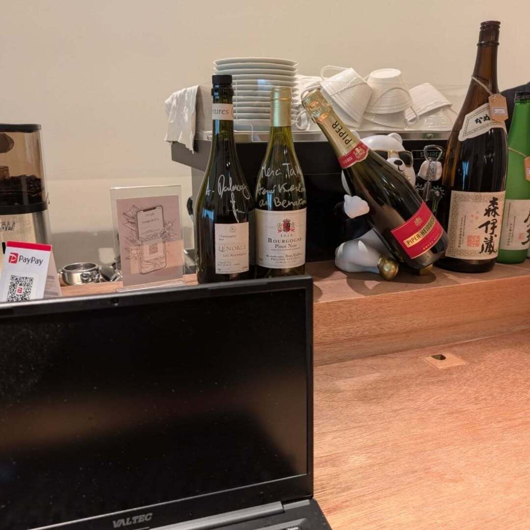 le_benaton's tweet photo. 本日はのんびり仕事終わるまで飲みながら
バー営業致します（笑） https://t.co/sDU0B5HNa5 https://t.co/qqmCXh81MK