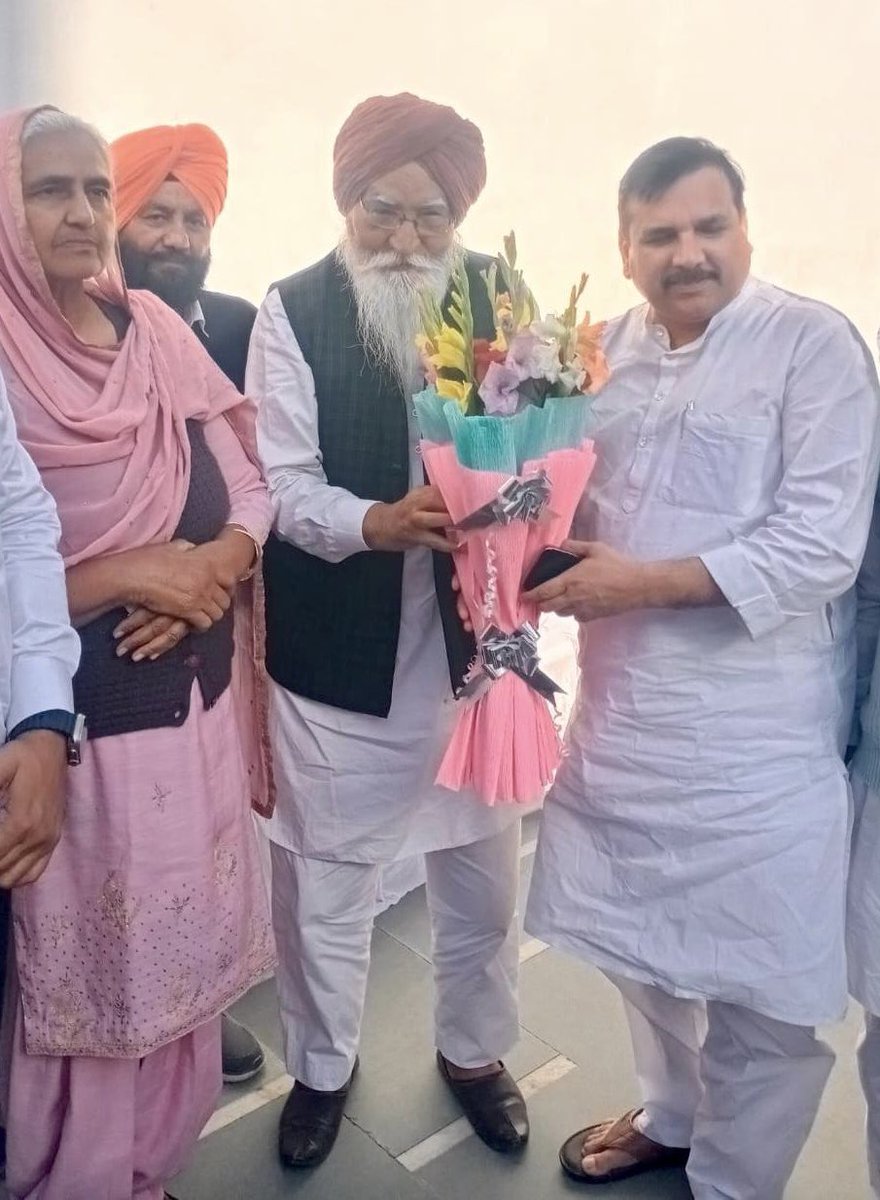 SanjayAzadSln's tweet photo. बेटे के सिर पर पिता का साया सिर्फ एक रिश्ता नहीं, बल्कि एक मज़बूत छाया होता है—जो हर धूप, हर तूफ़ान में उसे संभाल कर रखता है।
छोटे भाई संदीप धालीवाल विक्रम धालीवाल के पिता सरदार करम सिंह जी धालीवाल एक ज़िंदादिल और नेक इंसान थे पिछले दिनों उनका असामयिक निधन हो गया।
ईश्वर उनकी पुण्य आत्मा को शांति प्रदान करे और शोकाकुल परिवार को ये अपार कष्ट सहन करने की शक्ति प्रदान दे।