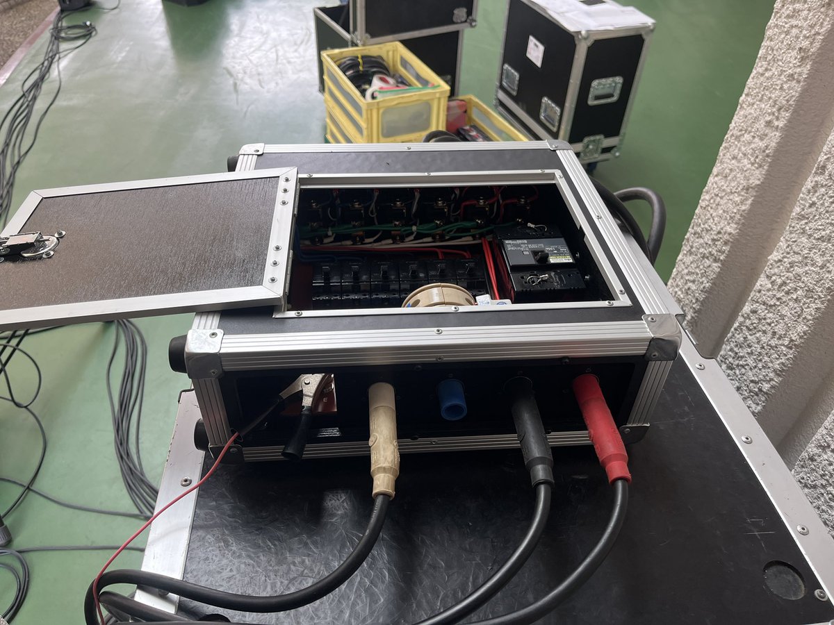 電気工事デビューの機会をいただいた。
めっちゃ簡単な作業で15分で終わったけど、これも資格者のお仕事。
何事もなく本番も終えられたようで良かった。
沖縄と川崎を行き来してるからか、
東京の街並みが上京した頃みたいに"大都会"として新鮮に感じられる。
桜満開でちょこっとお花見気分。