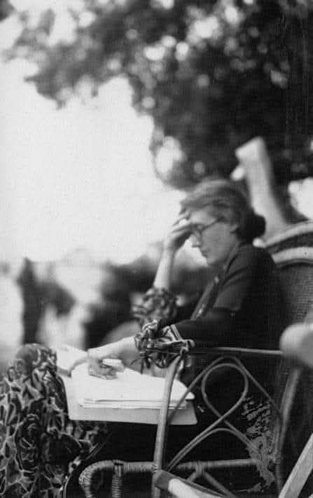 literlandweb1's tweet photo. «Y de nuevo volvió a sentirse sola ante la presencia de su eterna antagonista: la vida»
Virginia Woolf https://t.co/KFJntnOUAF