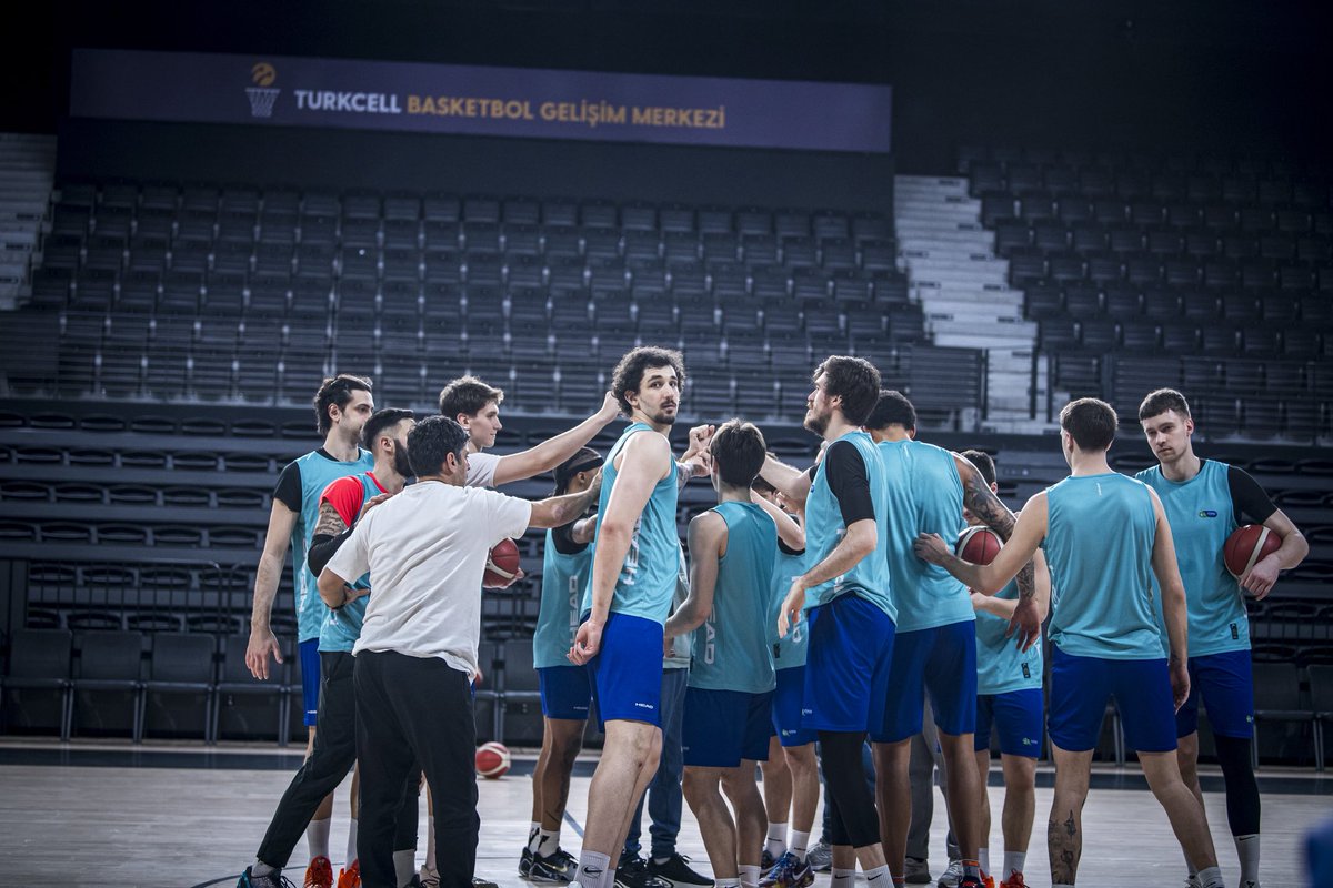 TofasSporKulubu's tweet image. 📸 l Anadolu Efes karşılaşması için hazırlıklarımızı tamamladık #WeStayTOGETHER 🔵🟢 #BirlikteZaferlere

🏆 #BSL 24. Hafta
🗓️ 29.03.2026 - Pazar ⏰ 15.30
📍 Turkcell Basketbol Gelişim Merkezi