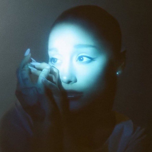 Ariana Grande Charts tweet media