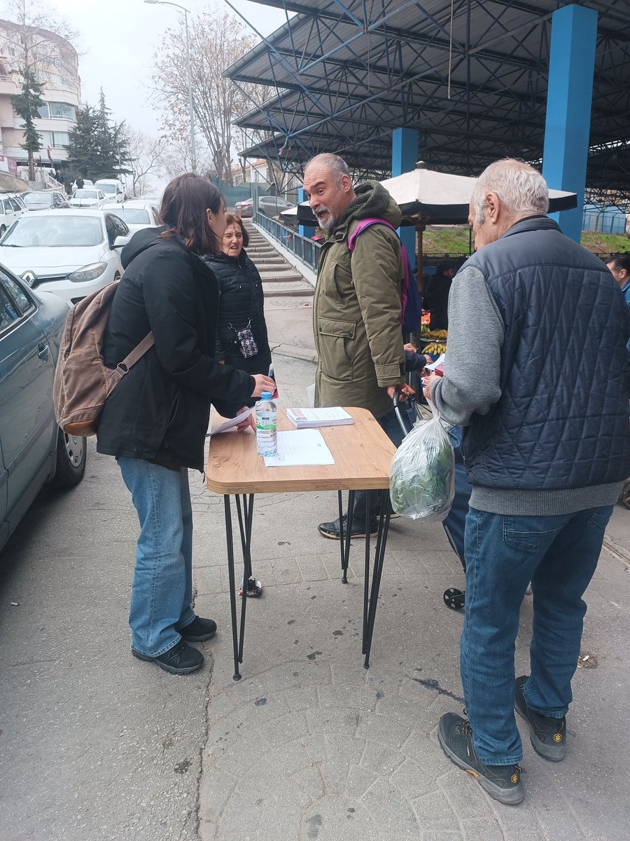 Devrimdikmen's tweet photo. Geldikleri Gibi Giderler!

"Geldikleri Gibi Giderler" imza ve bildiri çalışmasını İlker Pazarı'nda gerçekleştirdik.

 İmza vermek ve bu mücadeleyi birlikte yürütmek isteyen herkesi Dikmen Dayanışma Evimize bekliyoruz. https://t.co/0X2Z6JmClp
