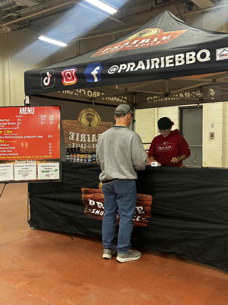 Prairie_smoke's tweet photo. Food Day today!
Location: Farmers' Market
📆March 28th
⏰ 9am to 1pm
📍Banner Hall at REAL
Vacuum-sealed take-home meat is available
Regular menu:
Beef Brisket
Pulled Pork
Cup O' Que
Texas Big Beef Sausage
Apple Cider Slaw
BBQ Pit Beans
Maple Bacon Cornbread
Tumbleweed Pickles https://t.co/nylahtm2sz