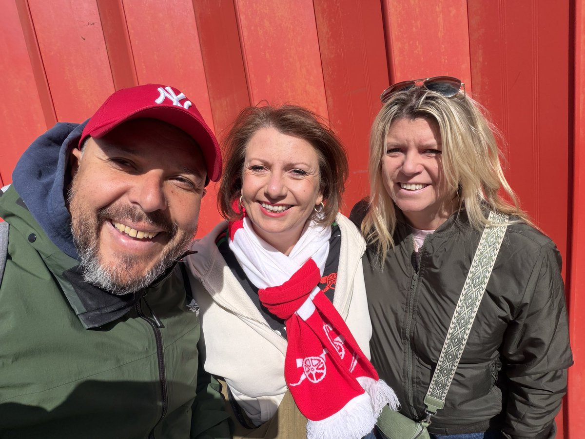 laythy29's tweet photo. We have helpers today to flog the @GoonerFanzine before @ArsenalWFC vs Spurs at the Emirates later and all in exchange for booze and plenty of it ❤️#getchagooner https://t.co/ZIun2gMoUi