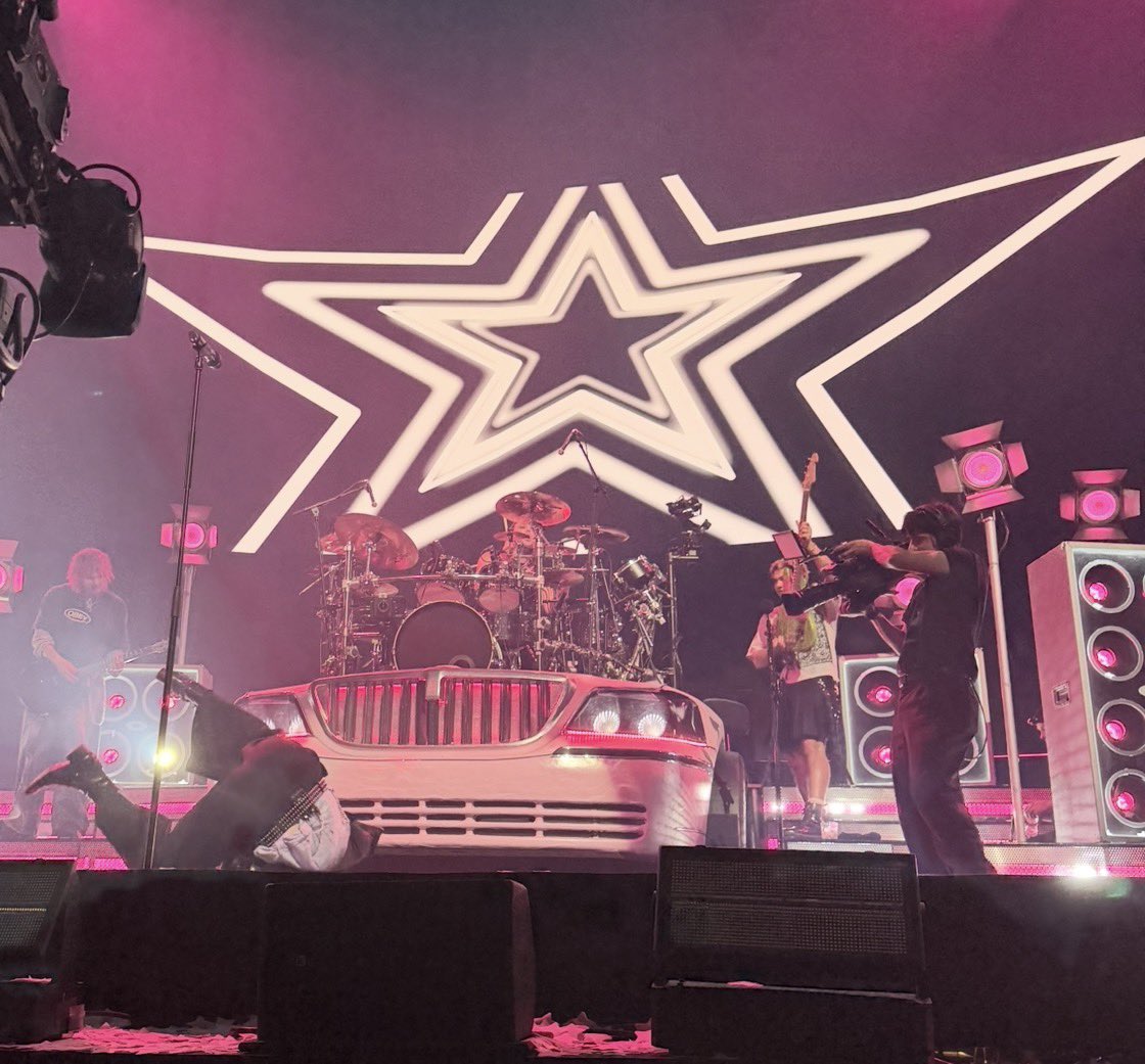 faith on tour! 卌⭐️ tweet media