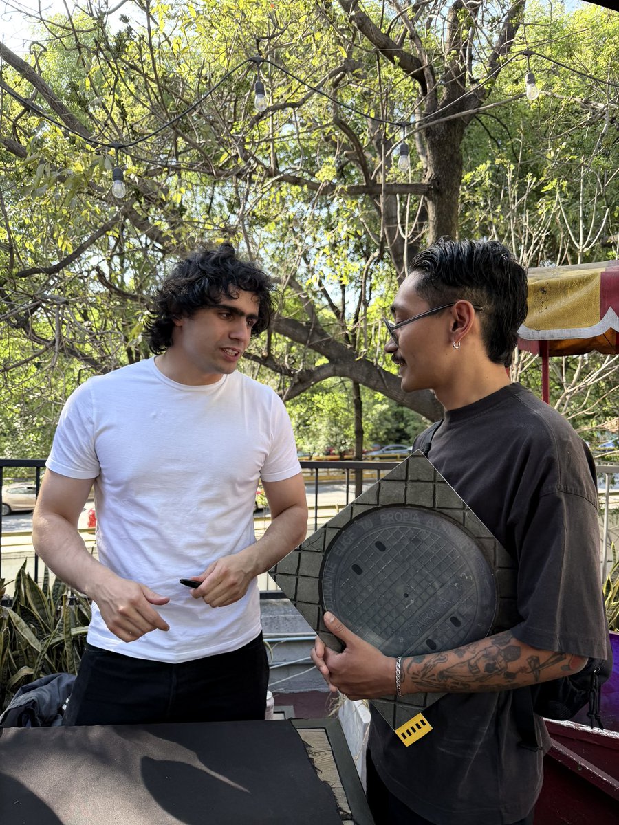 Hombre Panico tweet media