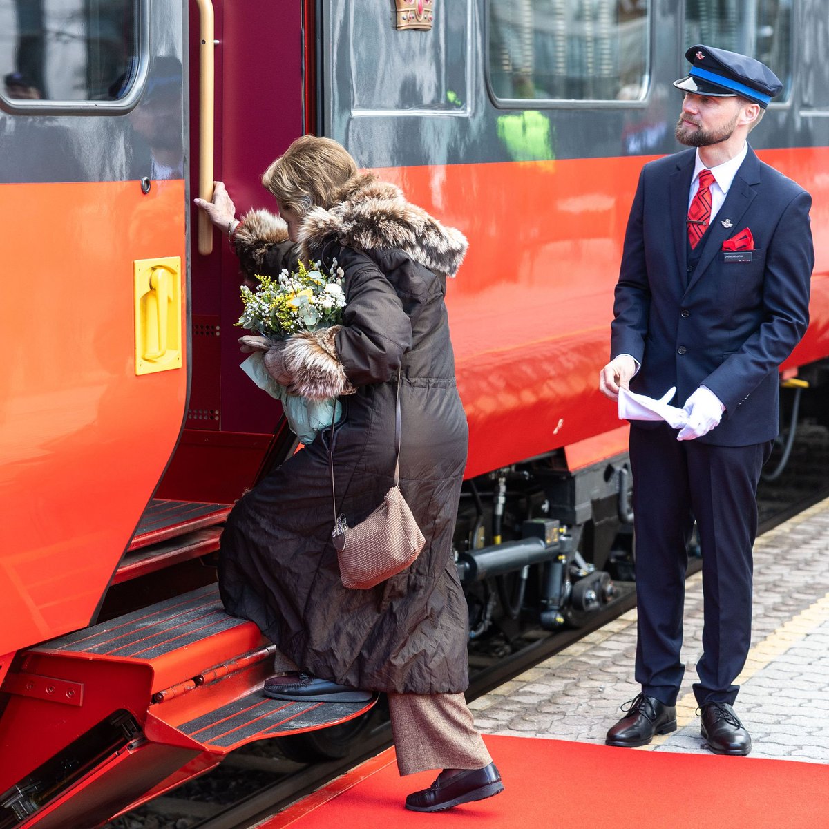 King Harald and Queen Sonja traveled to Prinsehytta in Sikkilsdalen to celebrate Easter. 

Ahead of their departure earlier today, Queen Sonja was asked about Princess Astrid and Her Majesty responded " We hope it goes well."