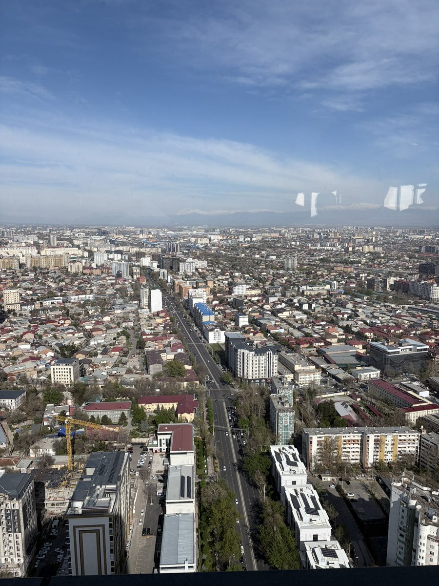 Piramit Towerni 48-etaji. 

Chekadigan joyi bo’maskan, ventilyatsiya ishlamaskan.