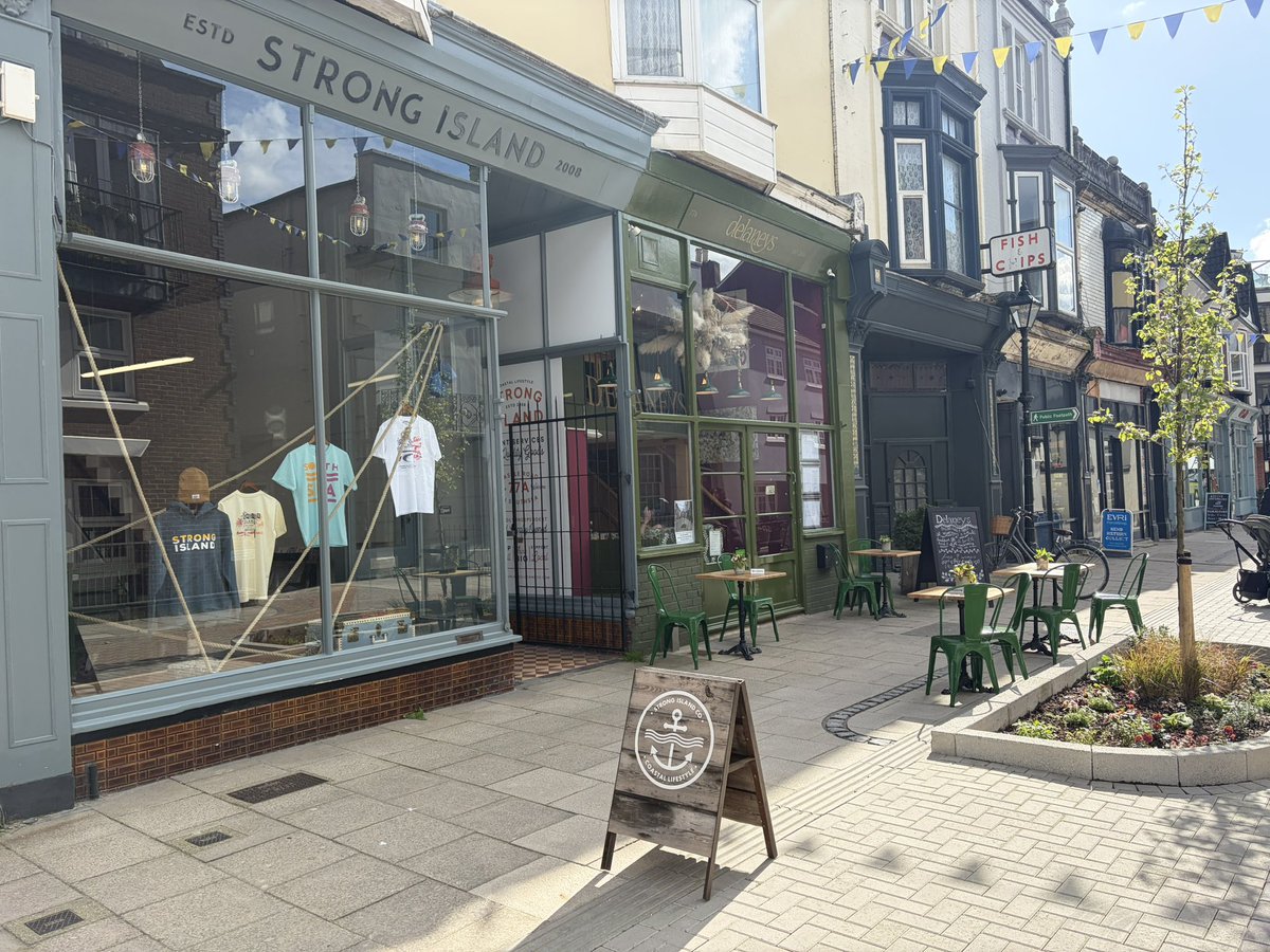 Aaron Bastani tweet media