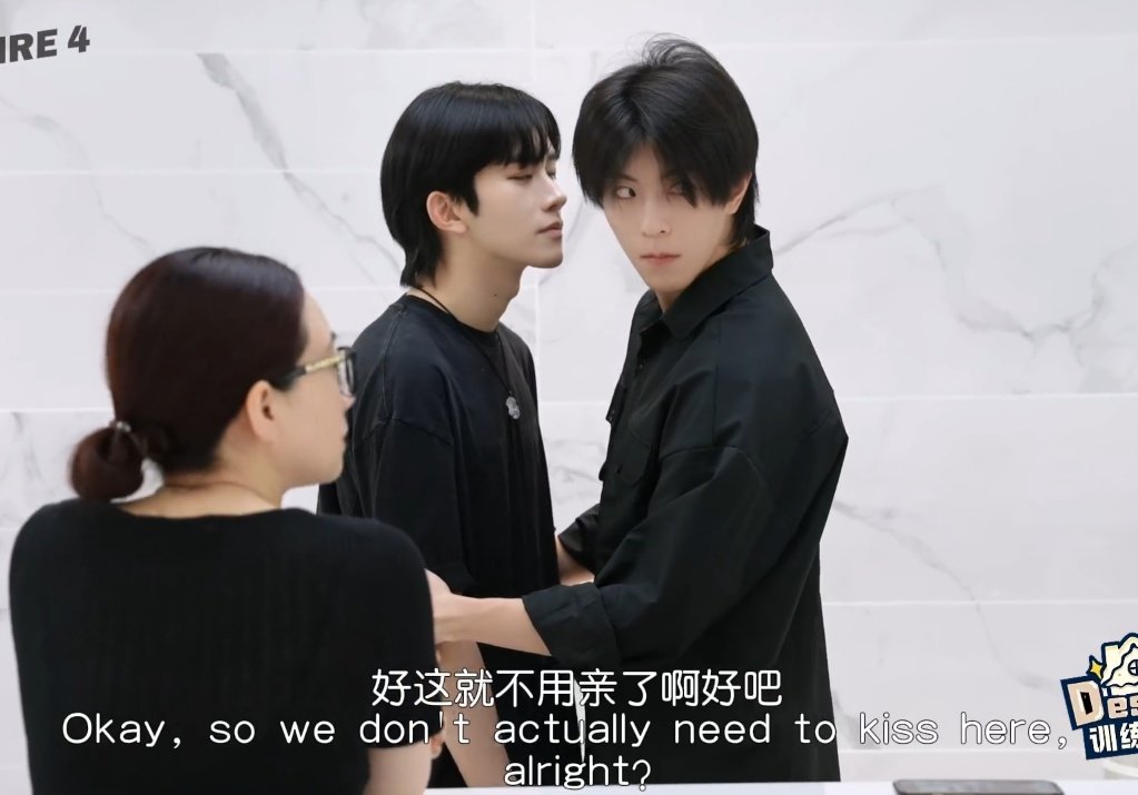 scarronherface's tweet photo. When laoshi said “we don't actually need to kiss here” but xingqiu just desperately enough want to kiss eo:
🌟 *coming closer* dang he smell so good i really want to kiss him
🍂 *glaring* wdym no kiss???!
lmao laoshi, just let my babies kissing https://t.co/z7Vd6ag1FK