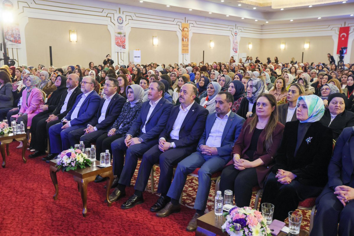 EgitimBirSen's tweet photo. 📍Eğitim-Bir-Sen Kadın Komisyonları 9. Türkiye Buluşması 

Genel Başkanımız Ali Yalçın, Türkiye’nin dört bir yanından 1000 sendikacı kadın liderimizin katıldığı büyük buluşmamızda hitaplarını gerçekleştirdi:

• Alın terini erdemle buluşturan, Türkiye’nin dört bir yanında emeğiyle iradesiyle dirayetiyle sendikamıza güç katan Eğitim-Bir-Sen’imizin sendikacı kadın liderleri var. Sizlere canıyürekten teşekkür ediyorum.

• Dünya değişiyor kadın teşkilatımızın önemi artıyor. Biz bugünlere kolay gelmedik. 28 Şubat darbesinin ayazını da 27 Nisan’ın e-muhtırasının aymazlığını da 15 Temmuz’daki işgal ve darbe kalkışmasının ihanet çemberini de birlikte yaşadık. Ama tek bir an bile yılgınlık göstermedik, karanlığı bahane edip azmi bırakanlardan olmadık.

• Kadının onurunu ve ailenin haysiyetini korumanın Eğitim-Bir-Sen’cesini çakma sendikalara da yedi cihana da gösterdiniz! 28 Şubat özlemi çekenlere karşı başörtüsü Anayasal güvence altına alınsın mücadelesini bayraklaştırdınız. Birileri aile kurumunun dibini oyarken “Anayasa Değişsin, Sapkın Akımlara Karşı Aile Korunsun” diyen ses oldunuz.

• Hamdolsun teşkilatçı kadın liderlerimiz, yereldeki aymazlara ve onların patronu olan küresel çetelere karşı ortaya koyduğumuz iradeyi Anadolu’nun her köşesinde yiğitçe omuzladılar. 

•Sadece eğitimin istikameti için değil, Türkiye’nin geleceği, insanlığın selameti için mücadele ediyorsunuz. Sendikalılıktan sendikacılığa yükselen bilinciniz için, tarihin doğru tarafında, çağın vicdanı olduğunuz için, Gazze’de katledilen kadın ve çocukların acısını emek ve ekmek mücadelemizin bir parçası yaptığınız için, hepinizi tebrik ediyorum. Sıdıka Aydın başkanımız başta olmak üzere genel merkezimizden şubelerimize kadar kadın komisyonlarımızın tüm üyelerine yürekten teşekkür ediyoruz. 

#1000SendikacıKadınLider
