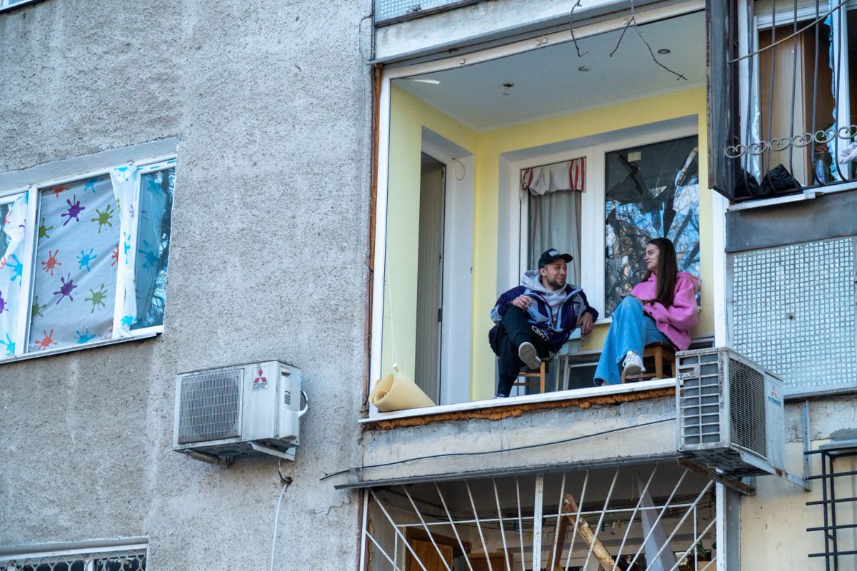 Одеса. Вікон нема, зате є любов.
Шикарний кадр зняли журналісти, як він на неї дивиться 😍